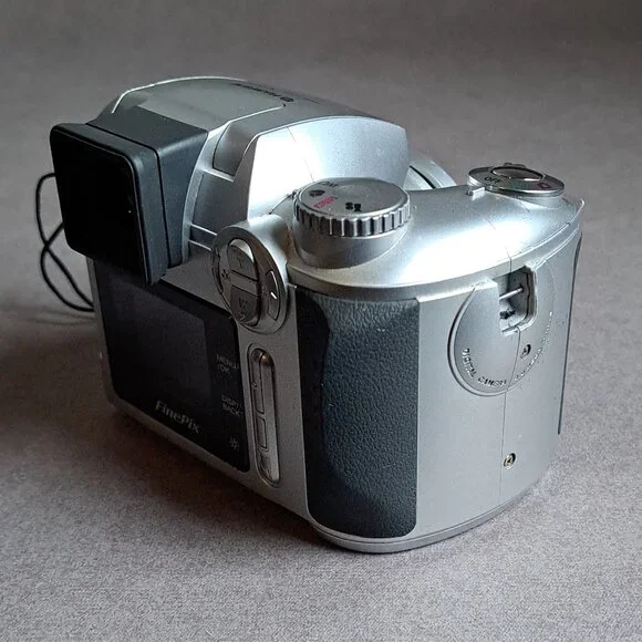 Fujifilm Finepix S3100 USED Digital Camera (NO CARD, 4MP, 6x Optical Zoom) PM - Picture 5 of 13